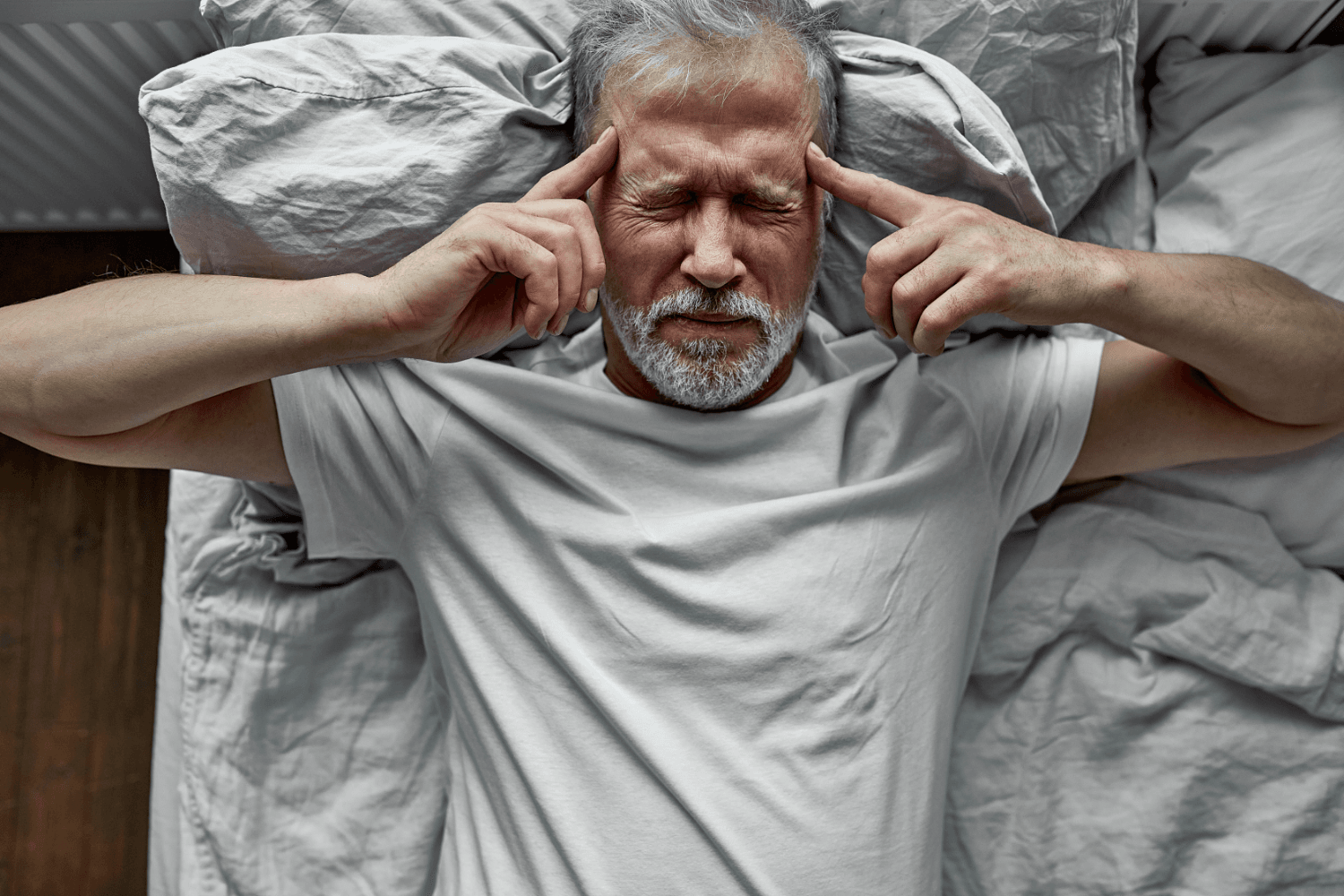 man lying in bed that can't sleep