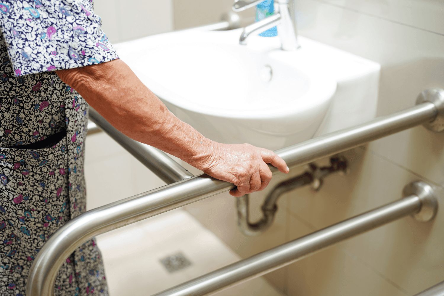 11 Essential Bathroom Aids for The Elderly | Oak Tree Mobility